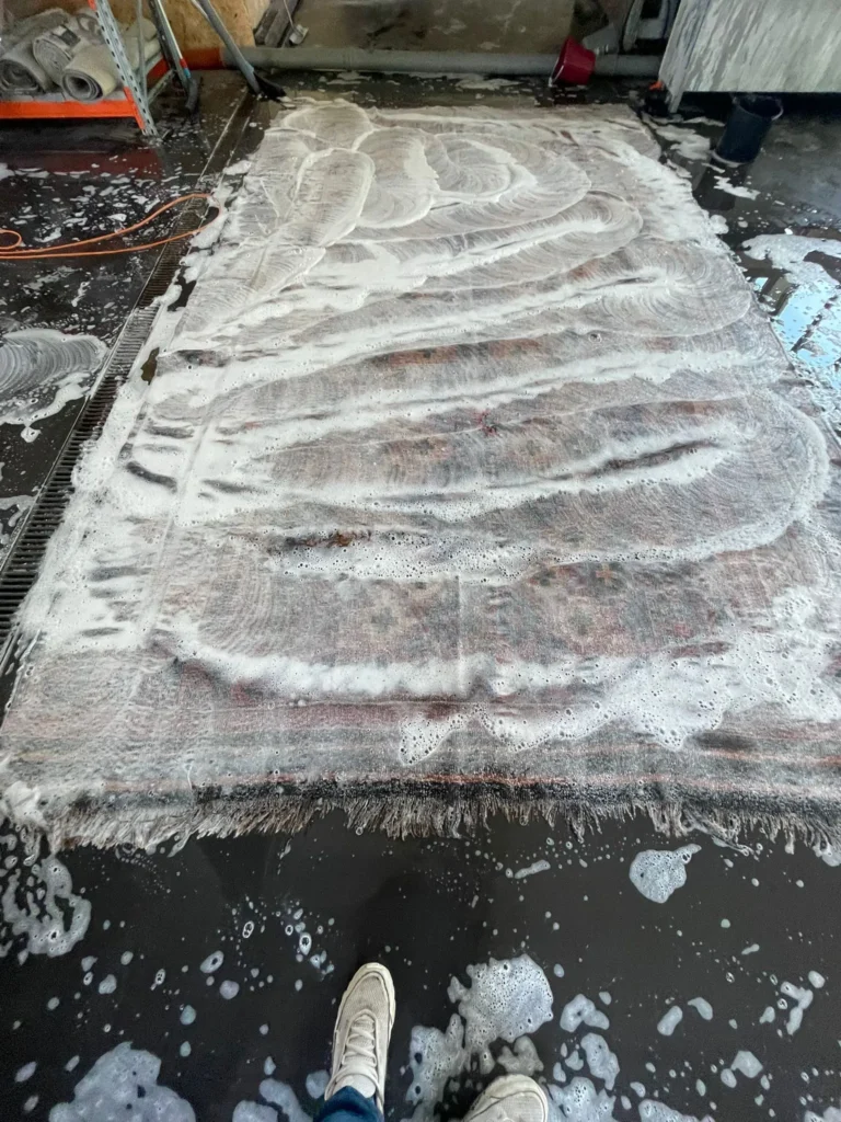 Teppiche gehören zu den wichtigsten Gestaltungselementen eines jeden Zuhauses. Doch mit der Zeit dringt Staub in ihre Fasern und das Gewebe ein. Dann ist es ratsam, Ihren Teppich einem professionellen teppichbodenreinigung in Charlottenburg-Wilmersdorf anzuvertrauen und Ihrem Zuhause wieder Frische zu verleihen.
