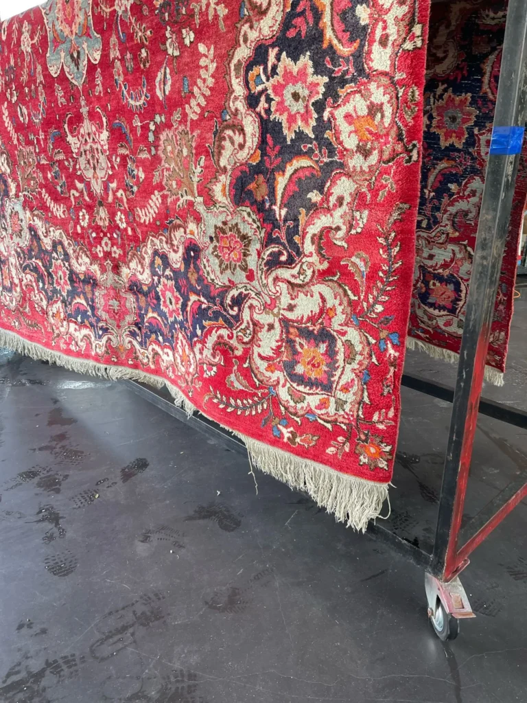 Sofas können Ihr Zuhause verschönern. Doch mit der Zeit werden sie fleckig und staubig, wodurch sie ihren Charme verlieren. Eine Polsterreinigung in Dahlem kann hier Abhilfe schaffen. Kontaktieren Sie daher am besten unser Expertenteam.