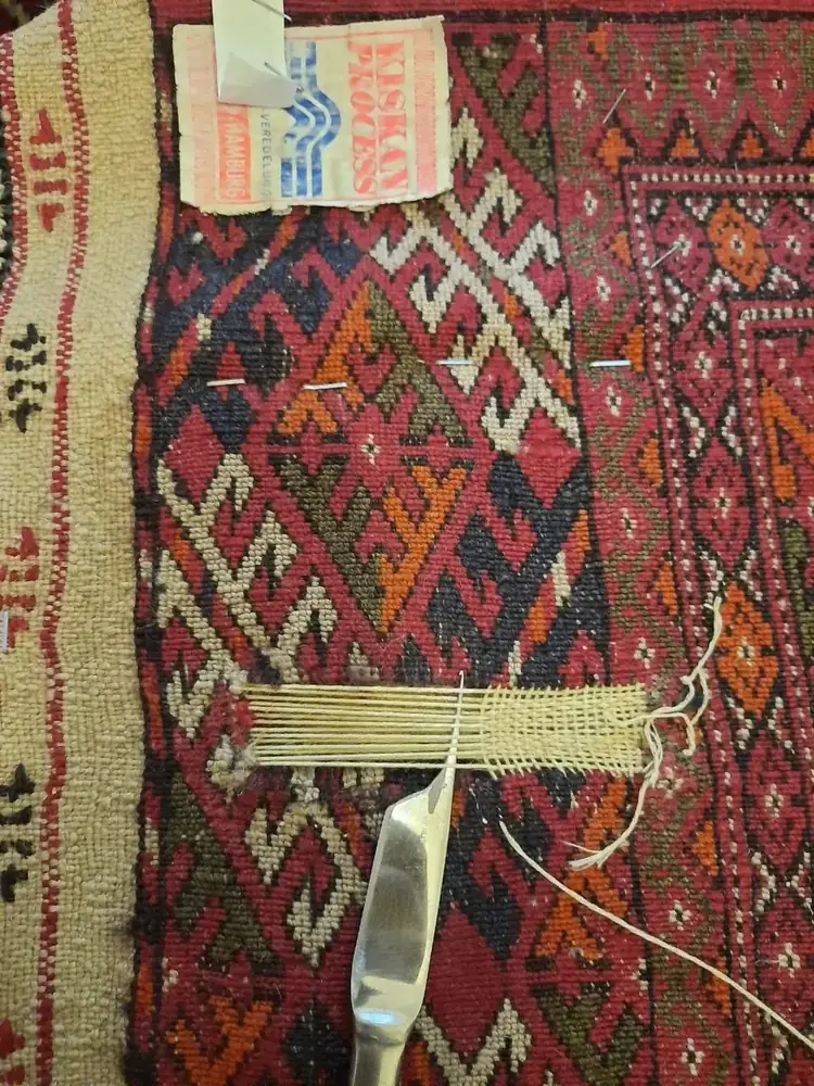 Teppich spannen lassen in Berlin – Für eine faltenfreie, ästhetische OptikEin hochwertiger Teppich ist mehr als nur ein Bodenbelag – er ist ein Kunstwerk, das Eleganz und Stil in Ihr Zuhause bringt. Doch was tun, wenn Ihr wertvoller Teppich Wellen schlägt, sich an den Ecken aufstellt oder unschöne Falten bildet? Diese Probleme beeinträchtigen nicht nur die Optik, sondern erhöhen auch die Abnutzung und das Unfallrisiko. Eine professionelle Teppichspannung ist die Lösung, um Ihren Teppich wieder in seine ursprüngliche Form zu bringen und seine Lebensdauer zu verlängern.