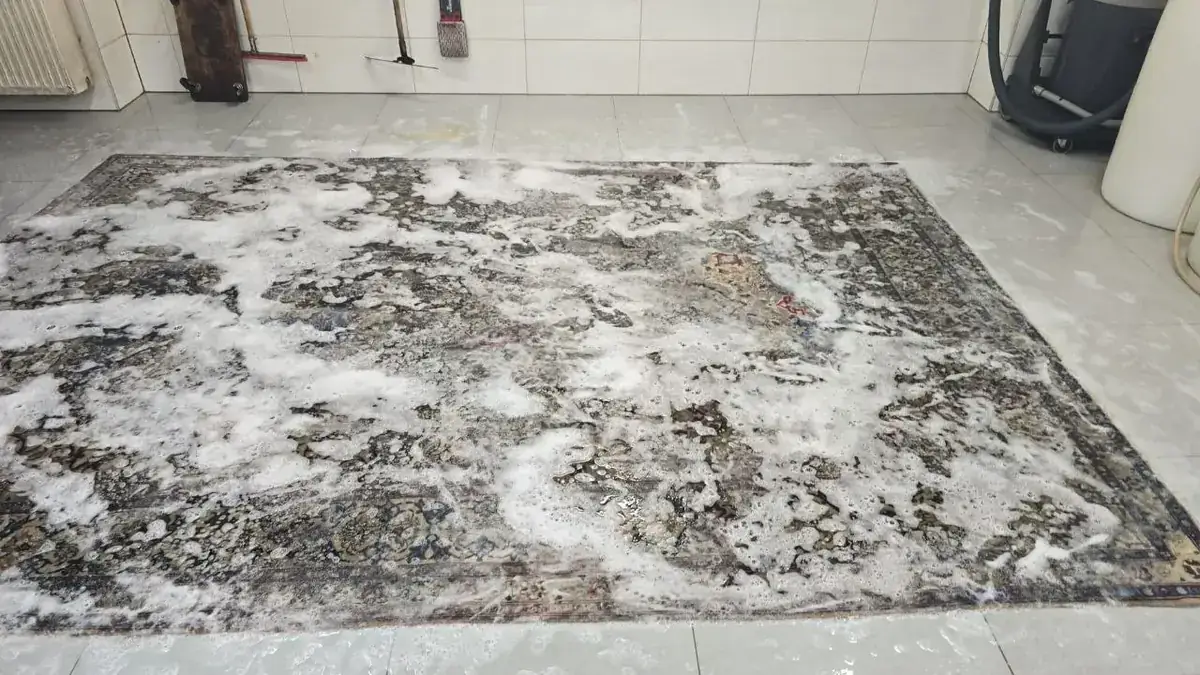 Grosser Perserteppich wird in der Waschanlage mit Schaum von Hand gewaschen