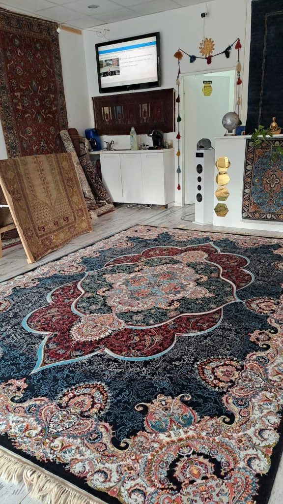 Kaffeefleck im Teppich? So retten Sie Wolle & Fasern richtig durch Tupfen! Schritt-für-Schritt-Anleitung & professionelle Teppichreinigung in Berlin.